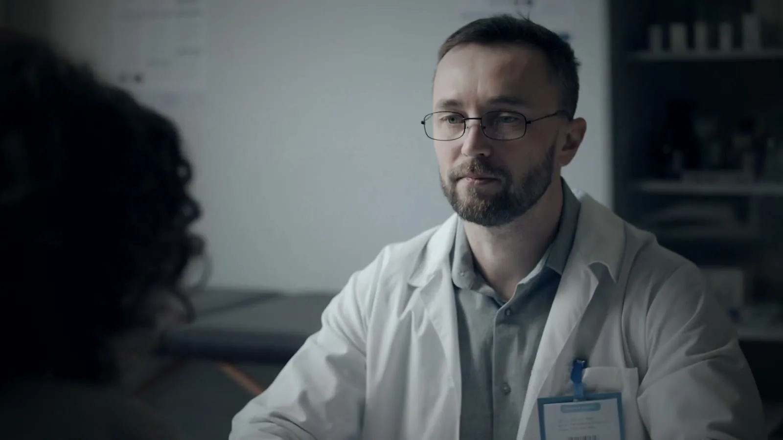 Médico da Clínica Higya conversando com uma paciente no consultório